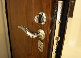 Замена входной двери в квартире в Ульяновке