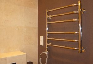 Установка электрического полотенцесушителя в ванной в Ульяновке